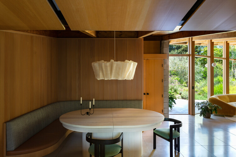 The Green House / Schwartz and Architecture - Интерьерная фотография, дерево, стол, стул