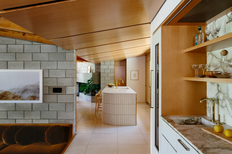 The Green House / Schwartz and Architecture - Интерьерная фотография, кухня, дерево, освещение, столешница