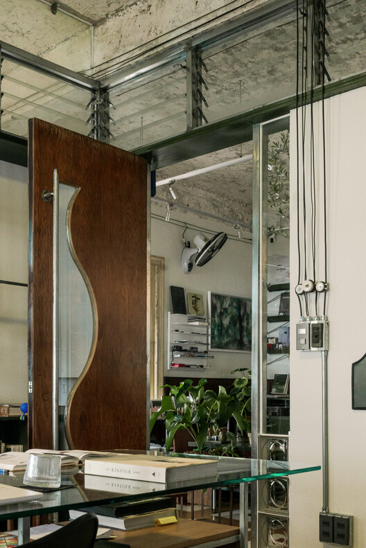Xưởng xép Office / xưởng xép - Интерьерная фотография, освещение, стул, стекло