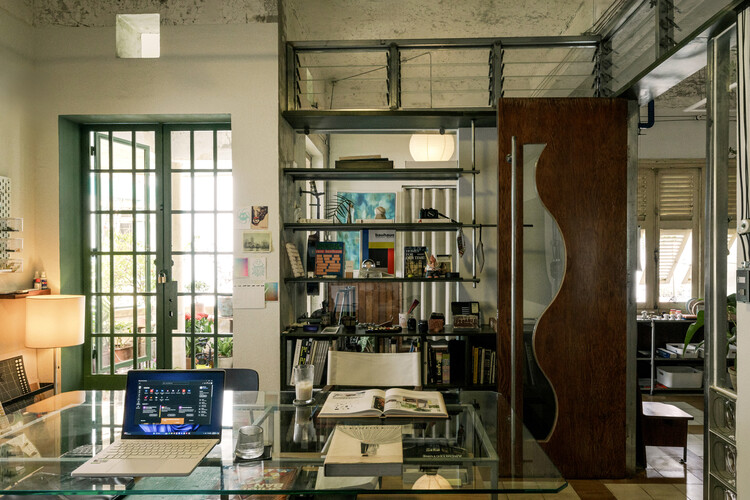 Xưởng xép Office / xưởng xép - Интерьерная фотография, стул, стол, стеллажи, освещение, стекло