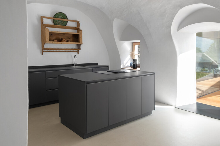 Ausserrothhof Extension / New Komma - Интерьерная фотография, кухня, дерево, столешница, раковина
