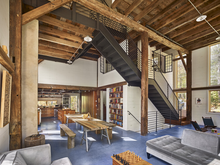 Bunkhouse / Material Design Build LLC - Интерьерная фотография, гостиная, дерево, освещение, луч, стул