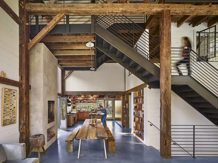 Bunkhouse / Material Design Build LLC - Интерьерная фотография, дерево, освещение, луч, стеллажи, стул