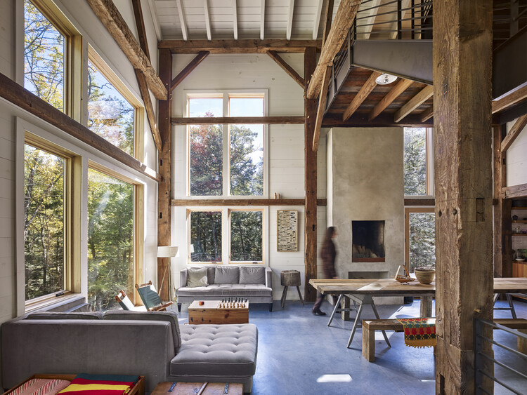 Bunkhouse / Material Design Build LLC - Интерьерная фотография, гостиная, дерево, диван, луч, стул