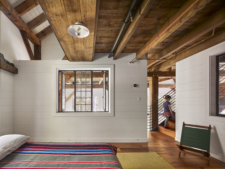 Bunkhouse / Material Design Build LLC - Интерьерная фотография, дерево, освещение, луч