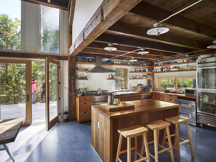 Bunkhouse / Material Design Build LLC - Интерьерная фотография, кухня, дерево, столешница, освещение, стеллажи, луч, стул