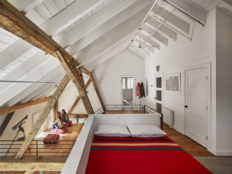 Bunkhouse / Material Design Build LLC - Интерьерная фотография, дерево, луч, спальня, кровать, стул