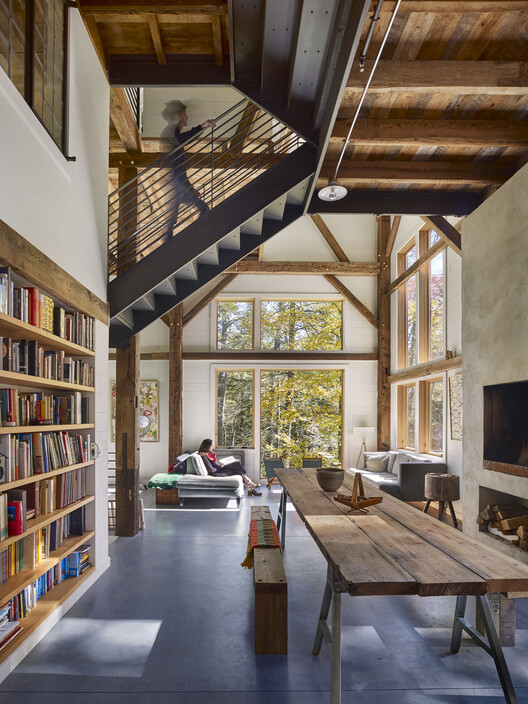 Bunkhouse / Material Design Build LLC - Интерьерная фотография, гостиная, дерево, освещение, луч, стул, стеллажи