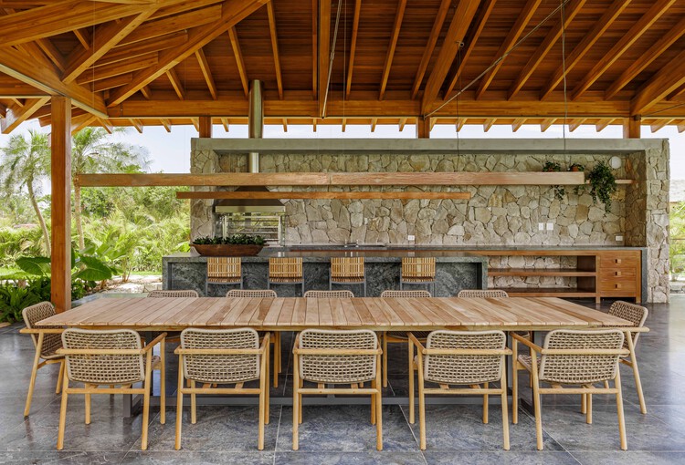 GS House / Attmo arquitetos - Интерьерная фотография, столовая, дерево, стул, луч, патио