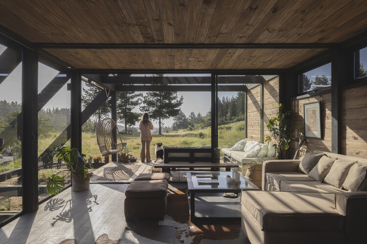 Приют 45 / Gonzalo Rufin Arquitectos + Felipe Toro - Интерьерная фотография, гостиная, дерево, луч