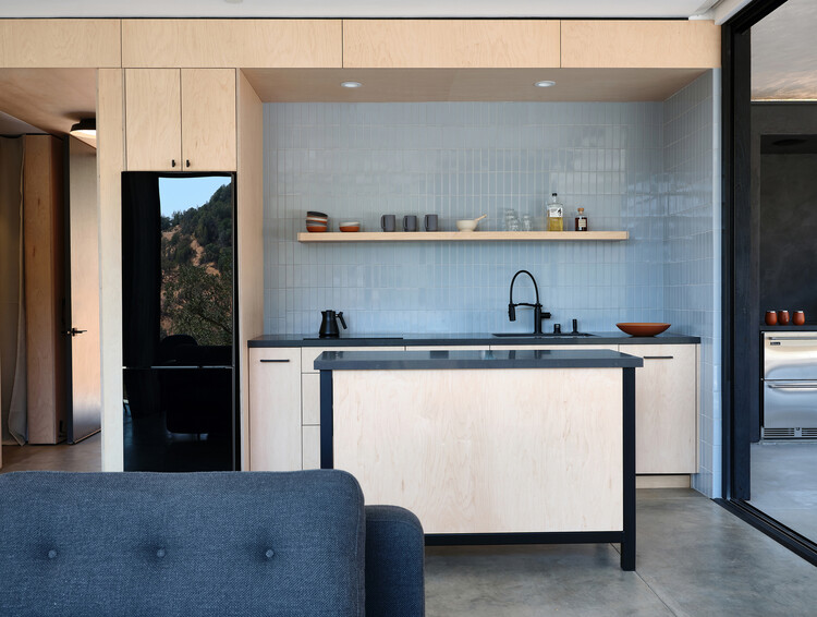 Leit House / Schwartz and Architecture - Интерьерная фотография, кухня, столешница, дерево, освещение, стол, стул
