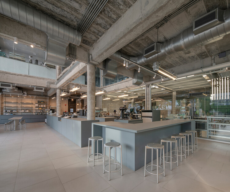 Factory Coffee HQ / TastSpace Co., Ltd. - Интерьерная фотография, кухня, стекло, луч, балка