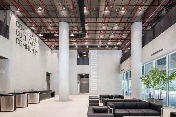 Мегапонный (Seoul Ai Hub) / Stpmj - Интерьерная фотография, гостиная, стекло