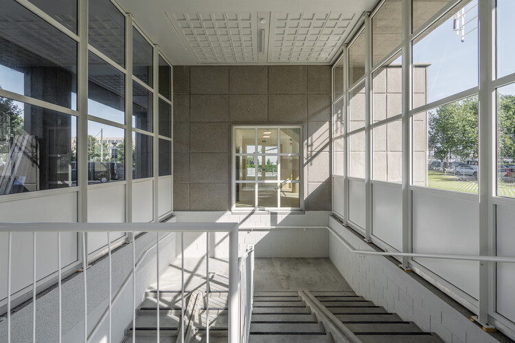 Langblokken Social Housing / A2D Architects + Architecturenburau Vanhecke & Suls - Интерьерная фотография, лестница, стекло