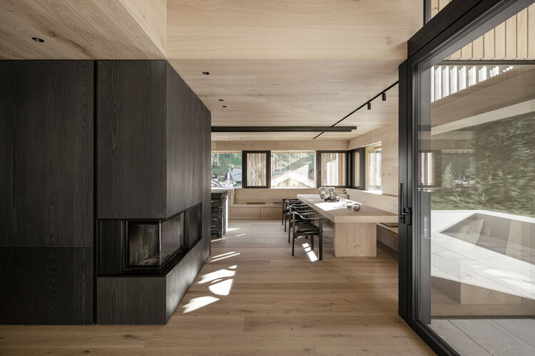 Malbun Houses / Sandro Durrer - Интерьерная фотография, кухня, дерево, луч