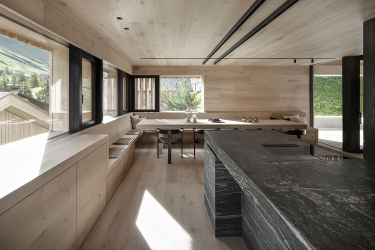 Malbun Houses / Sandro Durrer - Интерьерная фотография, кухня, дерево, луч