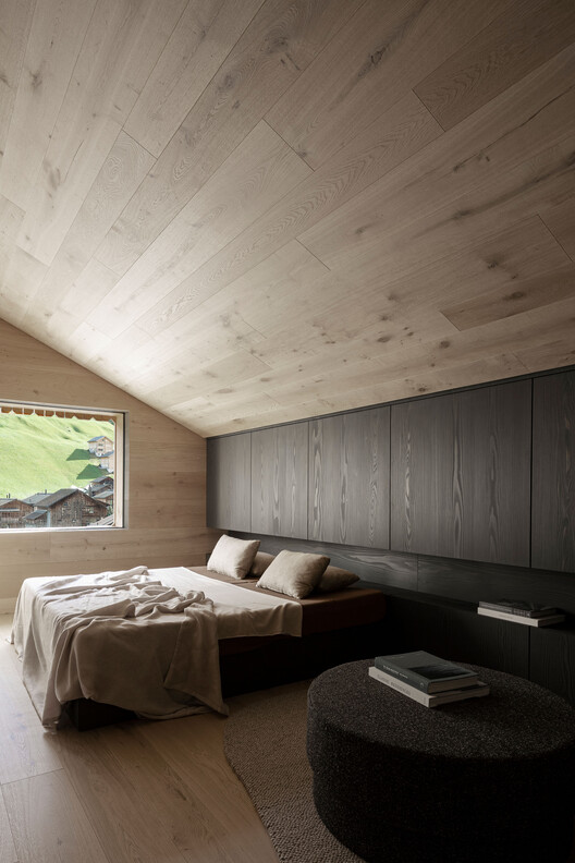 Malbun Houses / Sandro Durrer - Интерьерная фотография, спальня, дерево, кровать, луч