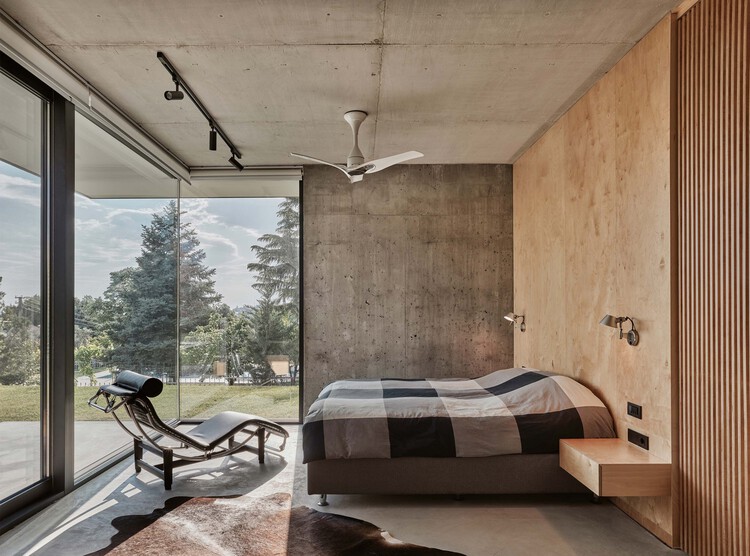 Can House / Pin Architects - Интерьерная фотография, спальня, дерево, освещение, кровать, стул