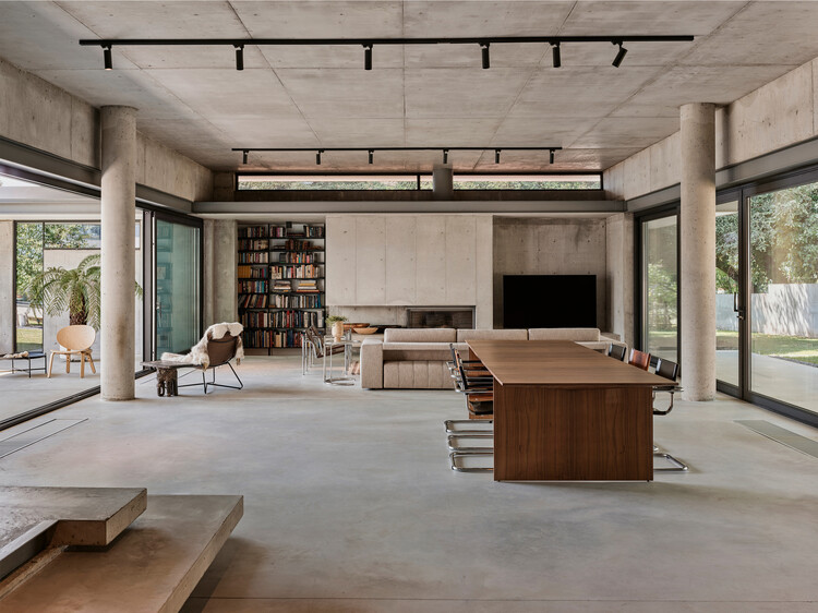 Can House / Pin Architects - Интерьерная фотография, стул, колонна, луч