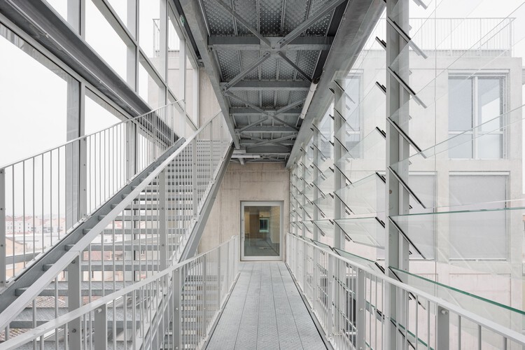 M45 Building / Tripyque - Интерьерная фотография, лестница, стекло, поручни, сталь