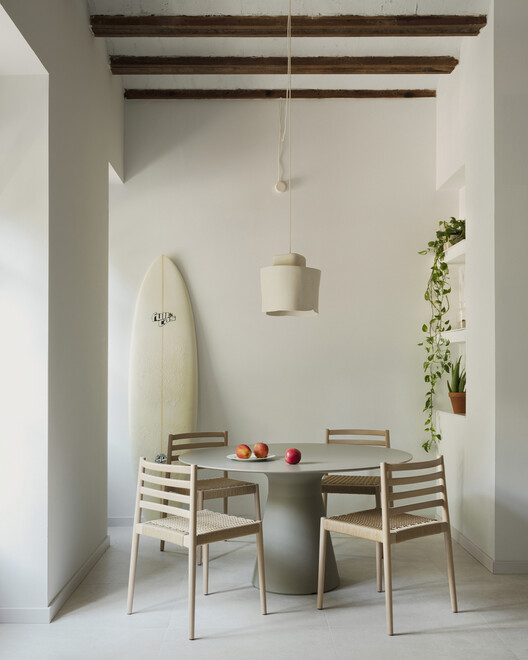 Casa Ona / Paloma Bau Studio - Интерьерная фотография, дерево, стол, стул