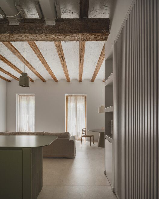 Casa Ona / Paloma Bau Studio - Интерьерная фотография, дерево, луч, стул