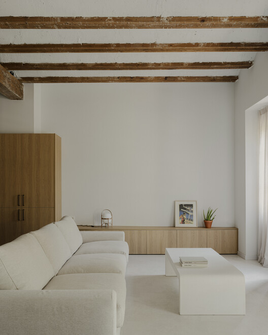 Casa Ona / Paloma Bau Studio - Интерьерная фотография, спальня, дерево, диван, стол, освещение
