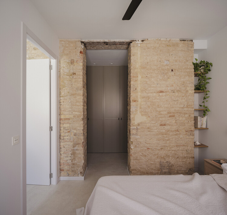 Casa Ona / Paloma Bau Studio - Интерьерная фотография, спальня, дерево, дверь