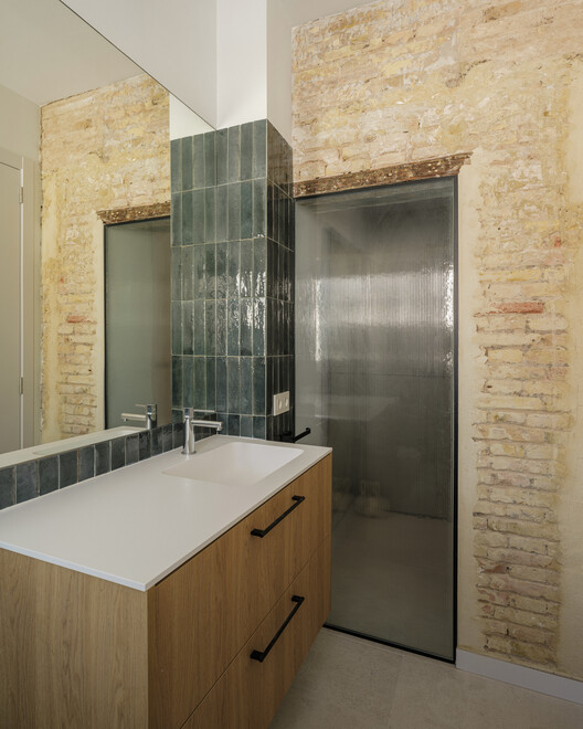 Casa Ona / Paloma Bau Studio - Интерьерная фотография, ванная комната, освещение, столешница, стекло, раковина
