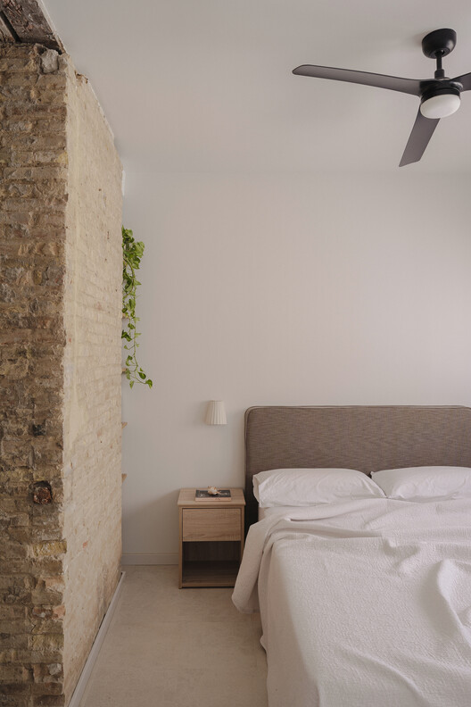 Casa Ona / Paloma Bau Studio - Интерьерная фотография, спальня, дерево, освещение, кровать