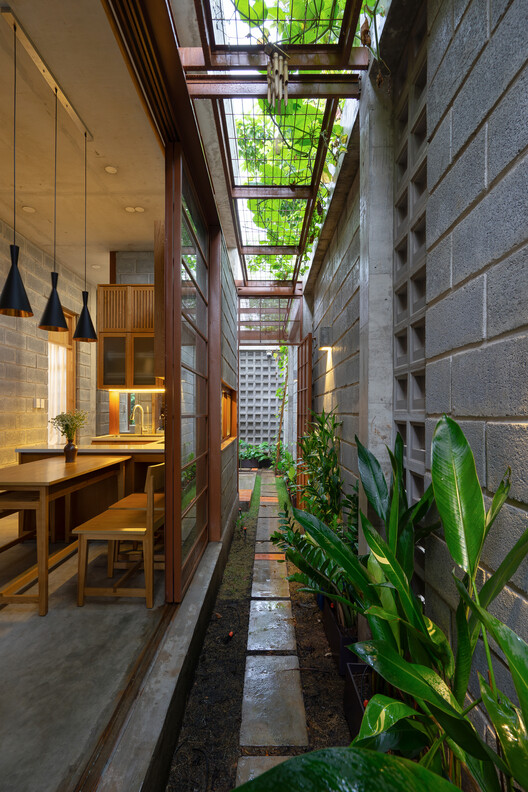 Дом в Binh Duong / Tad.atelier - Интерьерная фотография, лес, кирпич, сад, двор