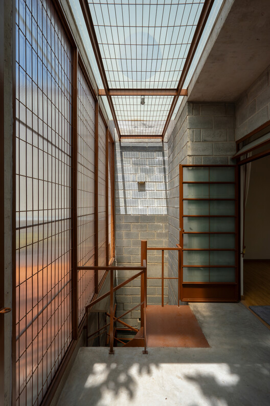 Дом в Binh Duong / Tad.atelier - Интерьерная фотография, дерево, стекло