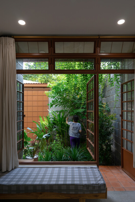 Дом в Binh Duong / Tad.atelier - Интерьерная фотография, дерево, стекло, сад