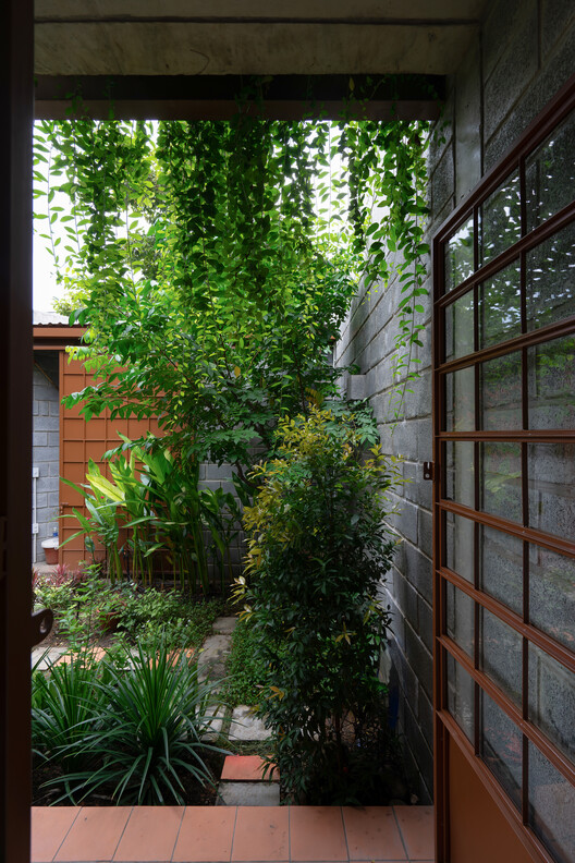 Дом в Binh Duong / Tad.atelier - Внешняя фотография, сад