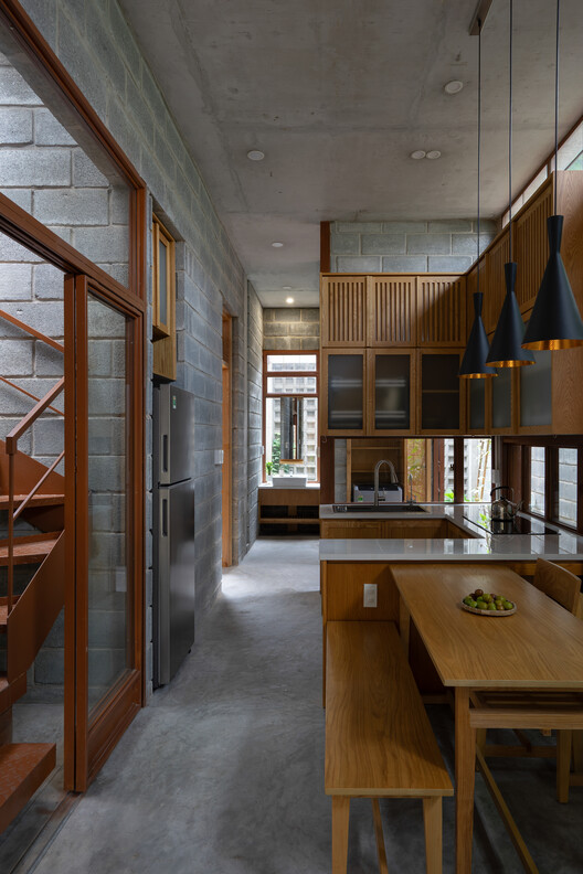 Дом в Binh Duong / Tad.atelier - Интерьерная фотография, кухня, дерево, стекло, стул