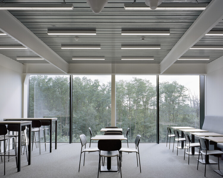 Smart Manufacturing Campus / XDGA Architecten - Интерьерная фотография, столовая, стекло, стул