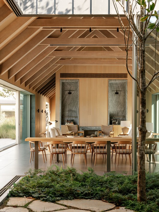 CCB House / Kiko Salomão + Marcio Tanaka - Интерьерная фотография, дерево, стол, стул