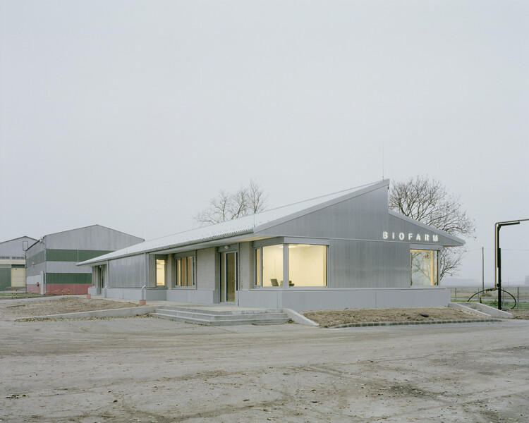 BioFarm Workplace / Kontextus Architecture Studio - Экстерьерная фотография, бетон