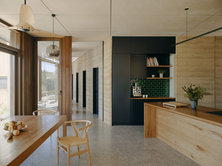 Cloud Street / Steffen Welsch Architects - Интерьерная фотография, кухня, дерево, стол, освещение, стул