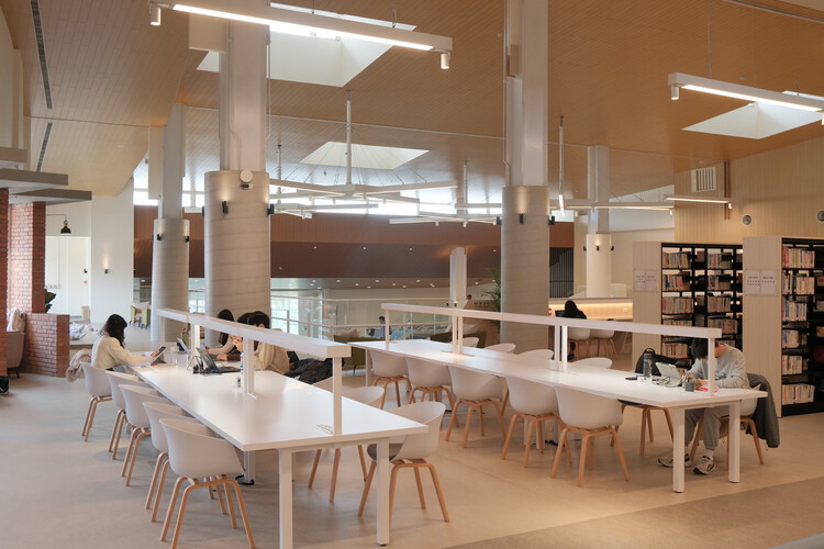 Mailiao Community Education Park / Zoom Design Atelier - Интерьерная фотография, столовая, освещение, кресло, стеллажи