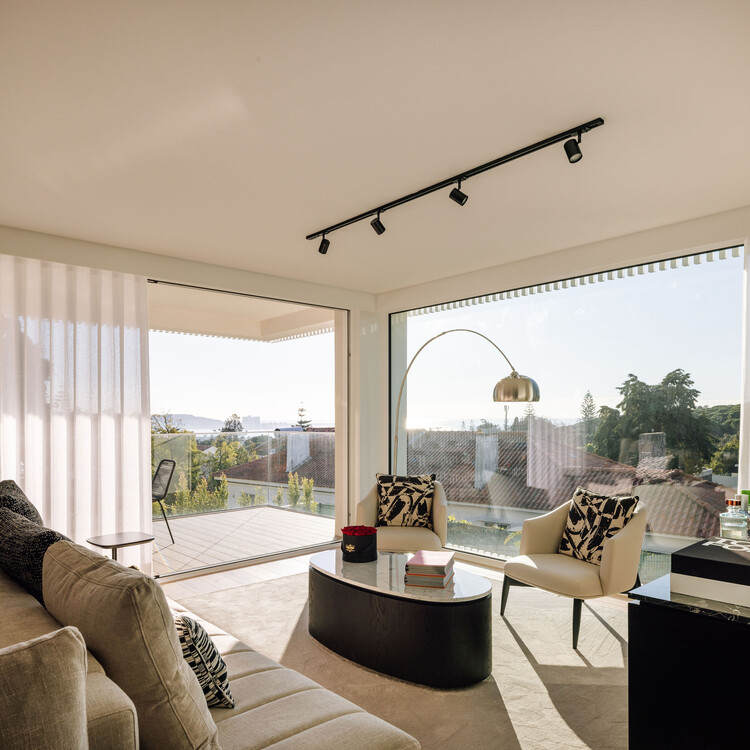 Restelo Mgr House / João Tiago Aguiar, Arquitectos - Интерьерная фотография, гостиная, освещение