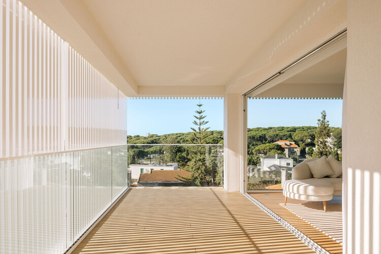 Restelo Mgr House / João Tiago Aguiar, Arquitectos - Интерьерная фотография, балкон, поручни, палуба