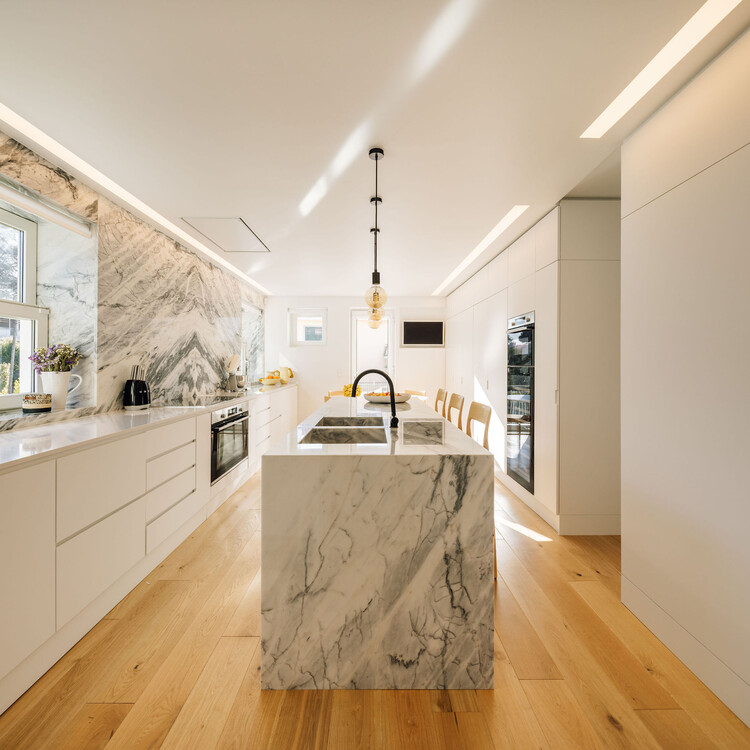 Restelo Mgr House / João Tiago Aguiar, Arquitectos - Интерьерная фотография, кухня, дерево, столешница