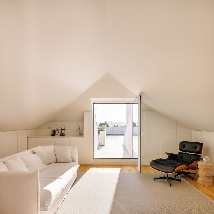 Restelo Mgr House / João Tiago Aguiar, Arquitectos - Интерьерная фотография, гостиная, дерево, освещение