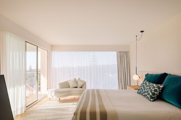 Restelo Mgr House / João Tiago Aguiar, Arquitectos - Интерьерная фотография, спальня, кровать, дерево, освещение