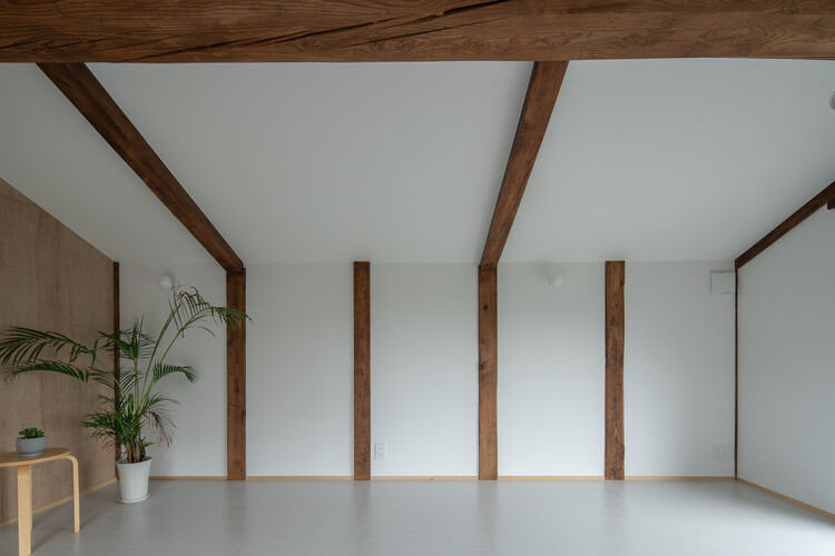 Память о магазине / Negishi Kenchiku Studio - Интерьерная фотография, дерево, луч