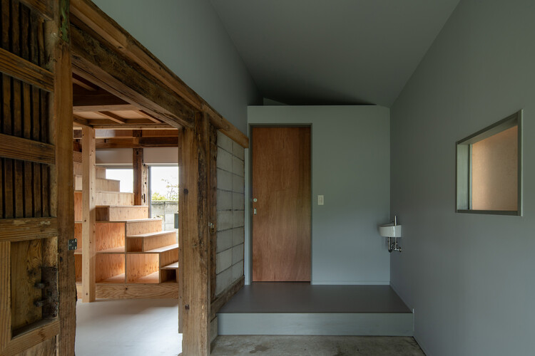 Память о магазине / Negishi Kenchiku Studio - Интерьерная фотография, дерево, луч