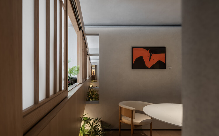 Ресторан Jinshang OCC на барабанной башне Nanjing / Buzz / Büro Ziyu Zhuang - Интерьерная фотография, дерево, стул