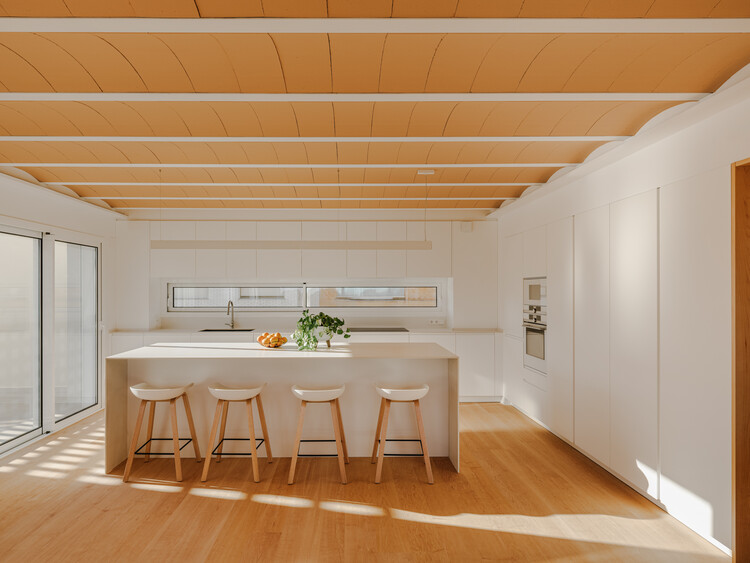 Casa Barcelona / Vvaa Studio - Интерьерная фотография, кухня, дерево, стул, столешница