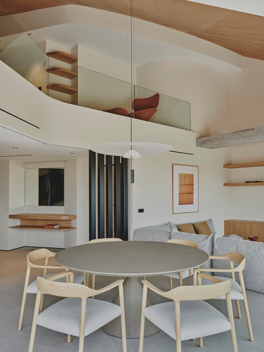 Atico curvo / destudio - Интерьерная фотография, столовая, дерево, стул